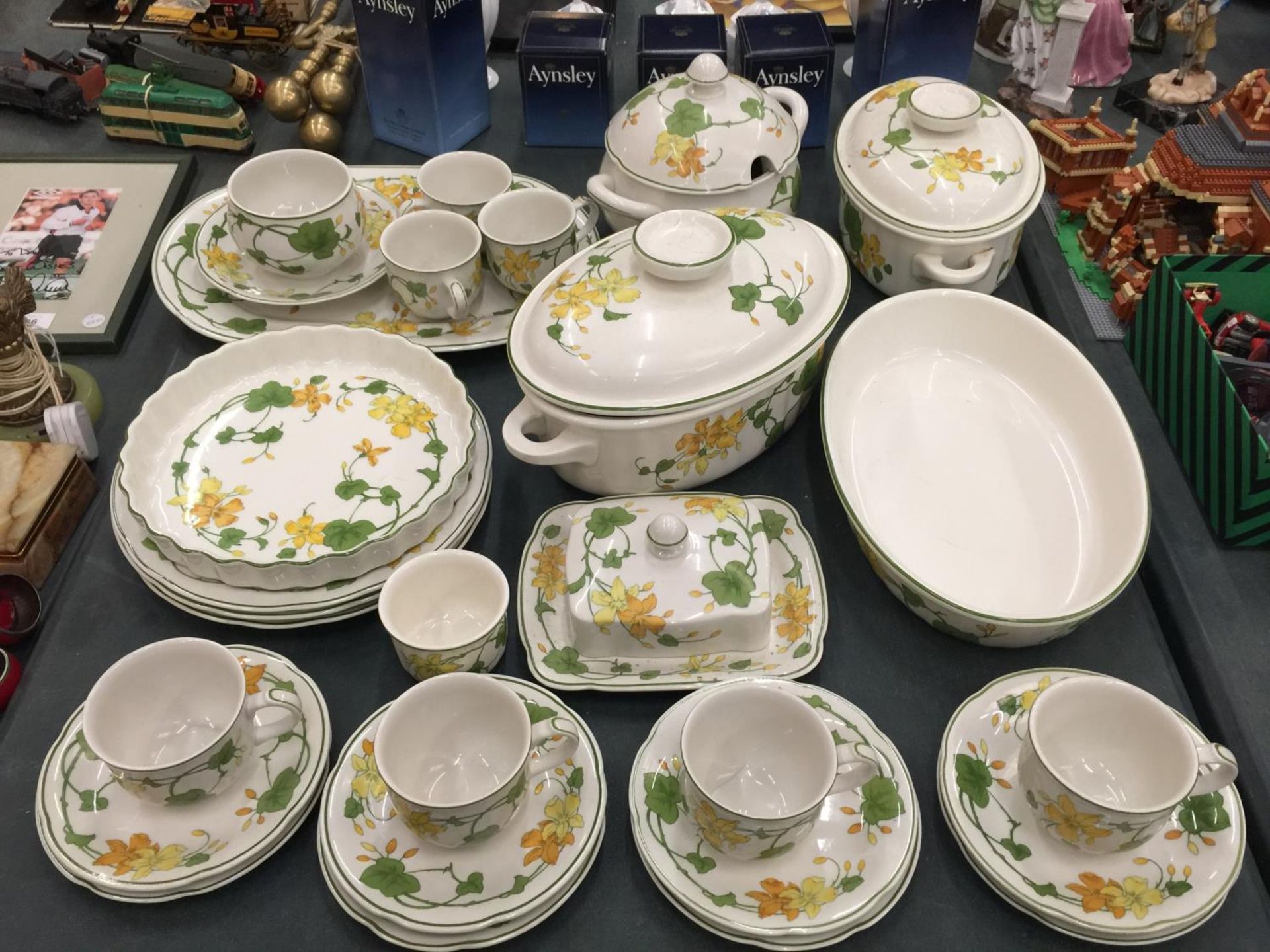A LARGE QUANTITY OF VILLEROY AND BOCH 'GERANIUM' DINNERWARE TO INCLUDE PLATES, CUPS, SAUCERS,