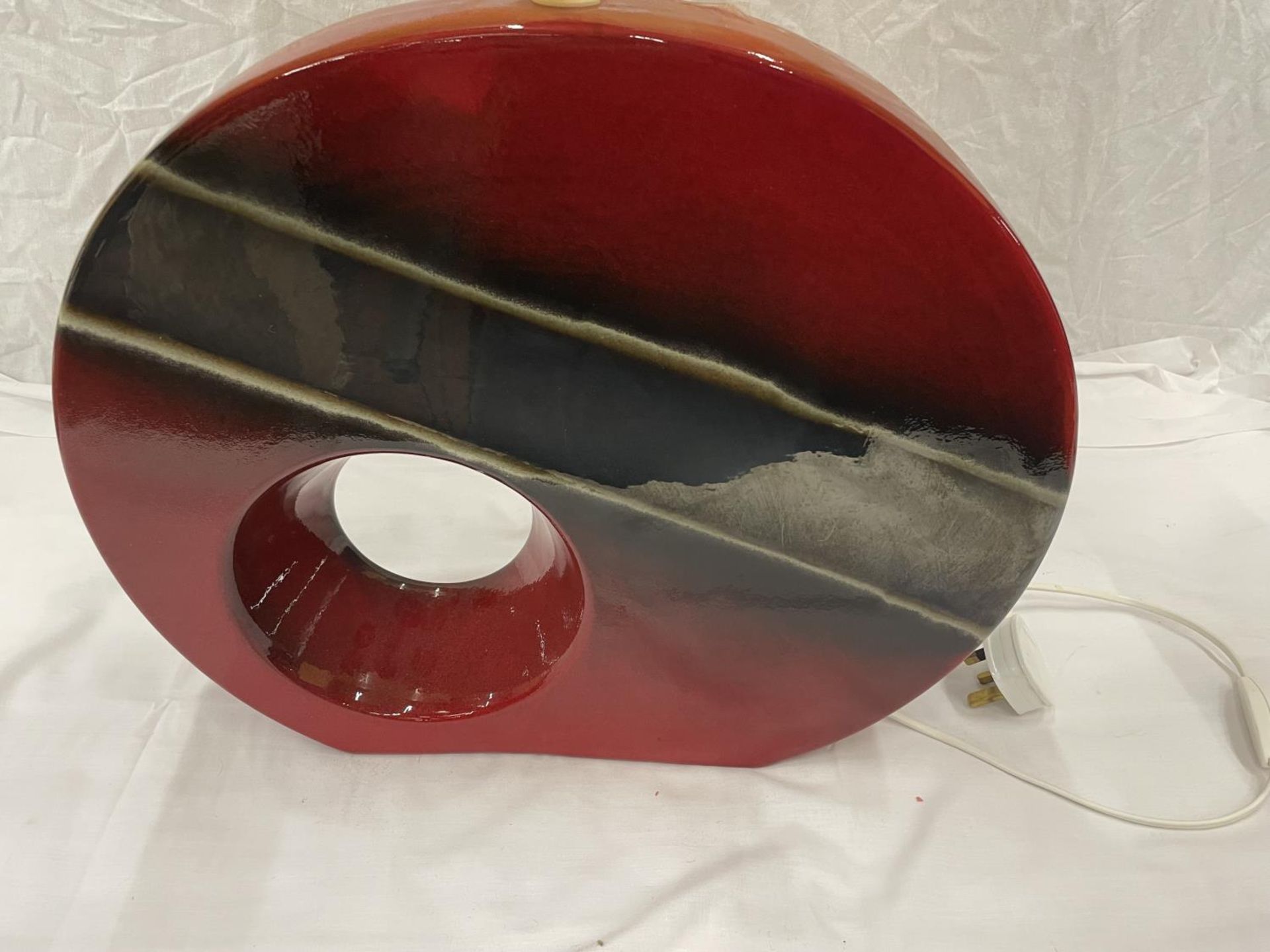 A VERY LARGE ART SCULPTURE ROUND RED LAMP WITH SHADE HEIGHT 40CM, WIDTH 47CM - Image 4 of 6