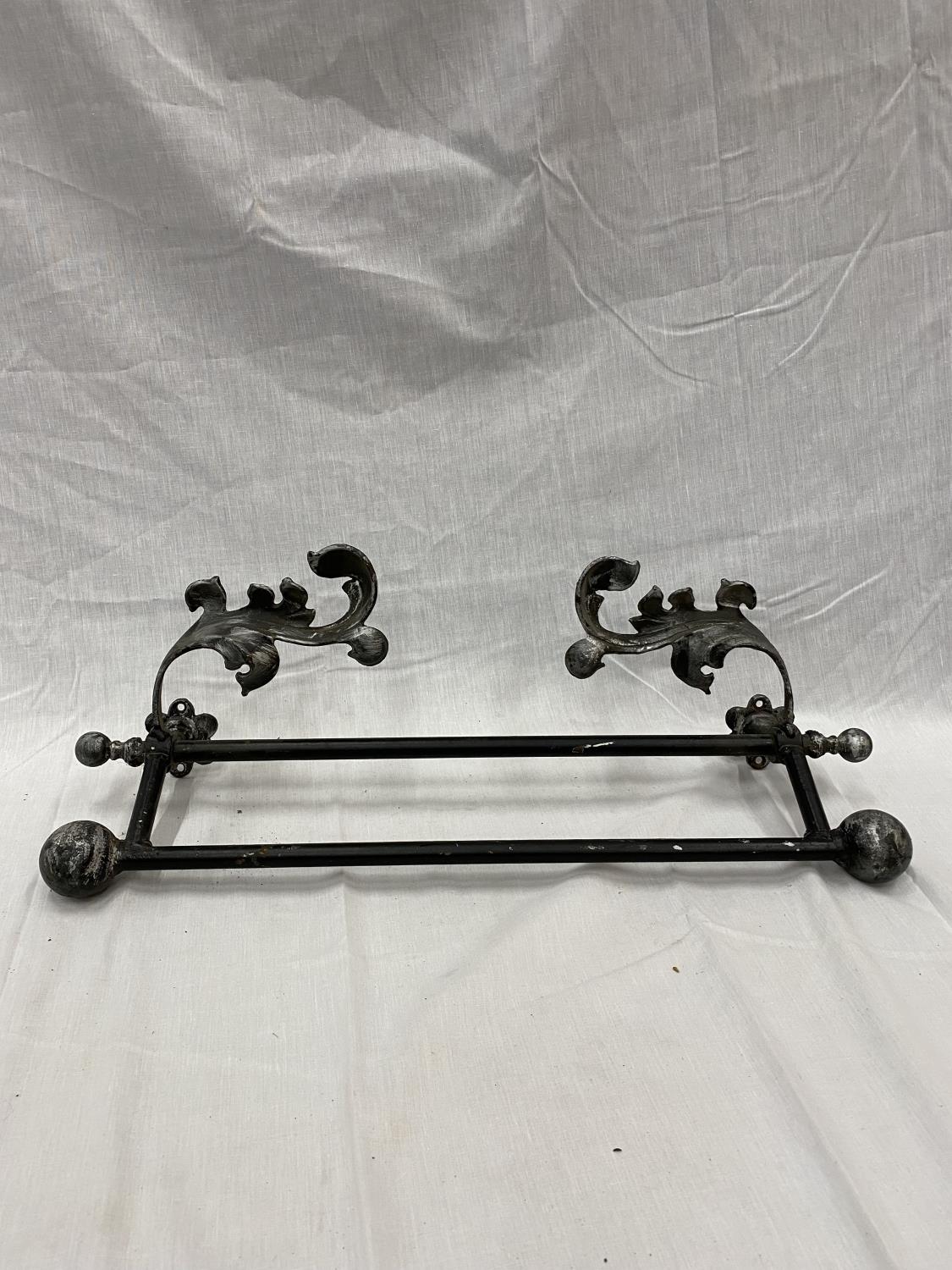 A DECORATIVE WROUGHT IRON WALL MOUNTED RACK/RAIL - Image 2 of 12