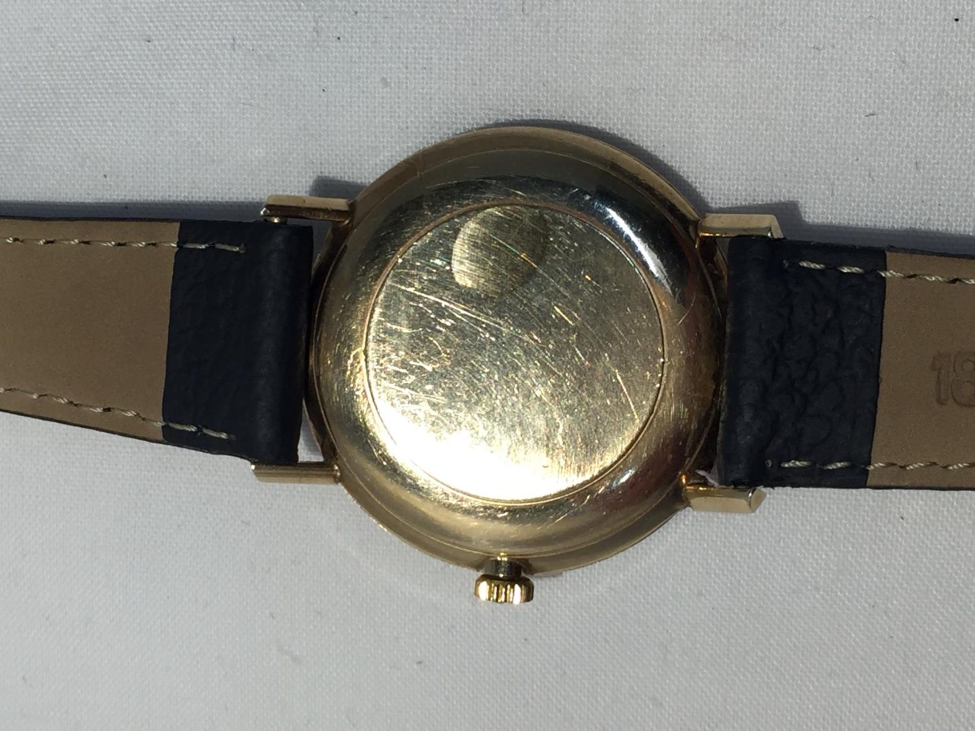 AN OMEGA GENTLEMAN'S WRIST WATCH WITH 9 CARAT GOLD CASE AND LEATHER STRAP - Image 5 of 9