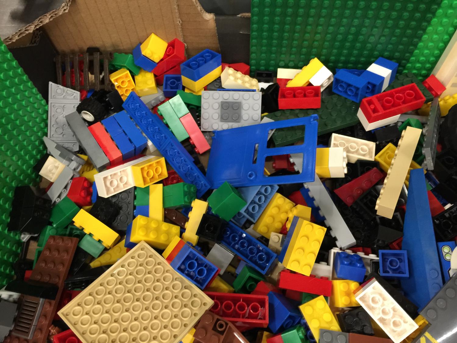 A BOX CONTAINING A QUANTITY OF LEGO TO INCLUDE BASES, FIGURES, ETC - Image 10 of 12