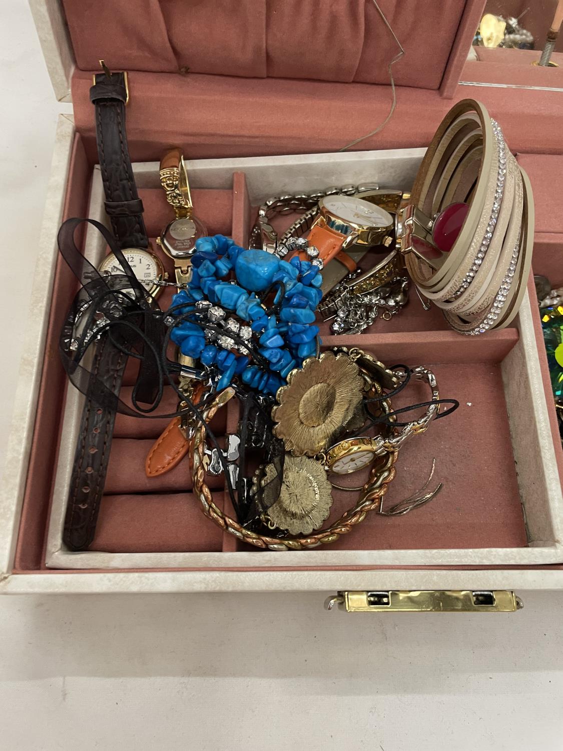 A JEWELLERY BOX CONTAINING WATCHES, BRACELETS, NECKLACES, EARRINGS, ETC - Image 3 of 8