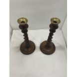 A PAIR OF MAHOGANY BARLEY TWIST STEMMED CANDLESTICKS WITH BRASS TOPS HEIGHT 34CM