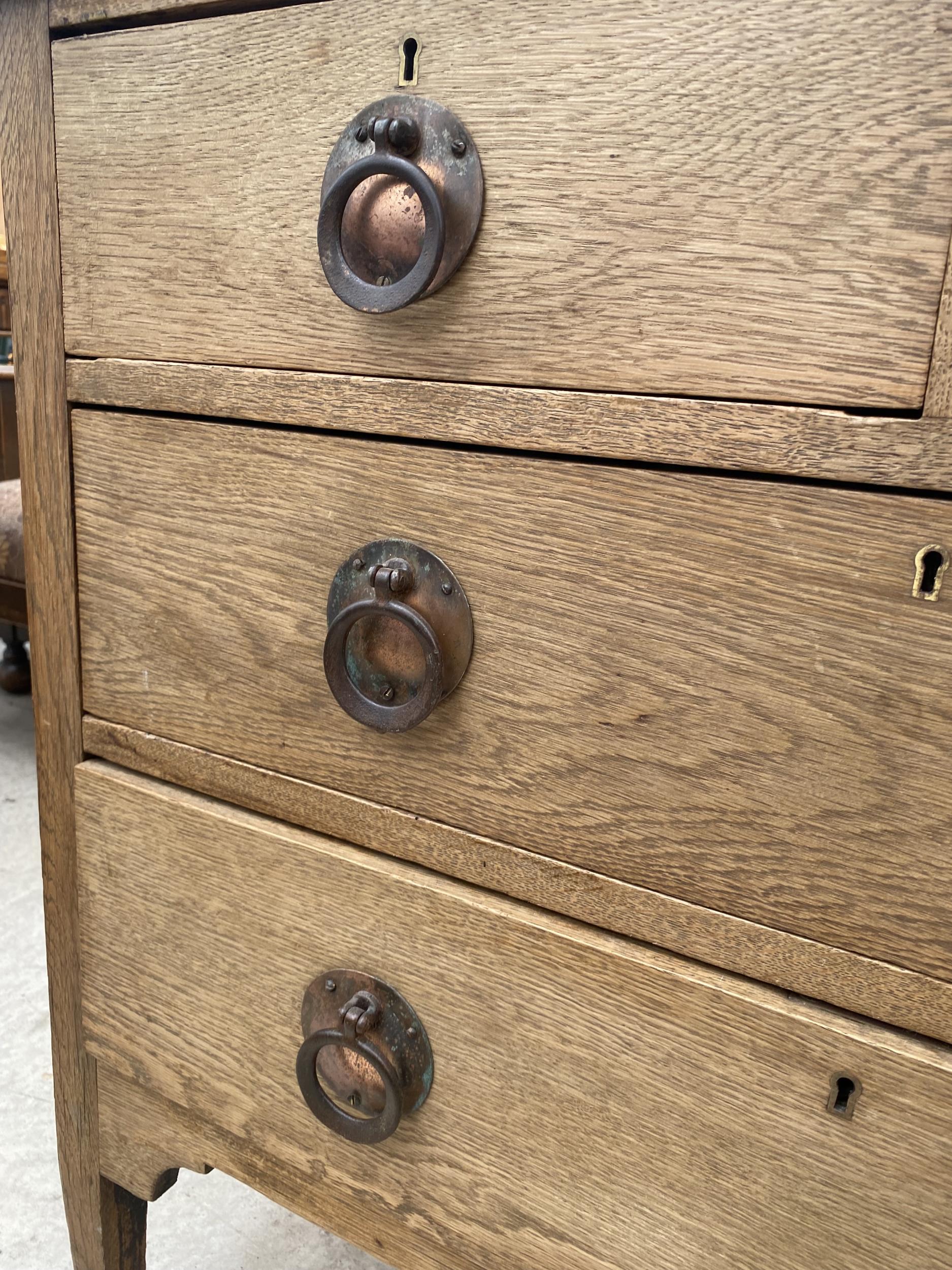 AN OAK ART NOUVEAU CHEST OF TWO SHORT AND TWO LONG DRAWERS, 36" WIDE, WITH COPPERISED HANDLES - Image 5 of 7