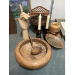 A QUANTITY OF TREEN ITEMS TO INCLUDE A PAIR OF HAND CARVED LABURNUM CANDLESTICKS, A BOWL ON A