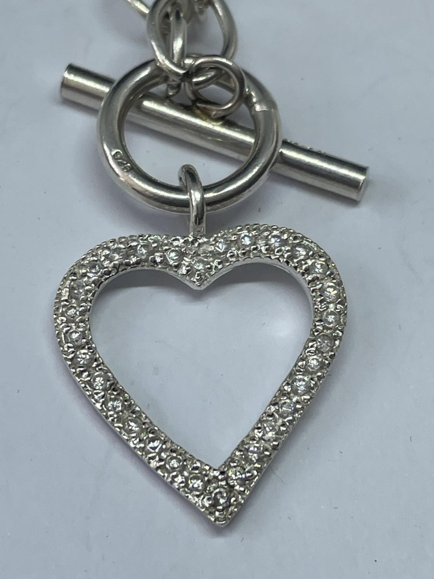 A MARKED SILVER T BAR NECKLACE WITH A HEART PENDANT - Image 2 of 3
