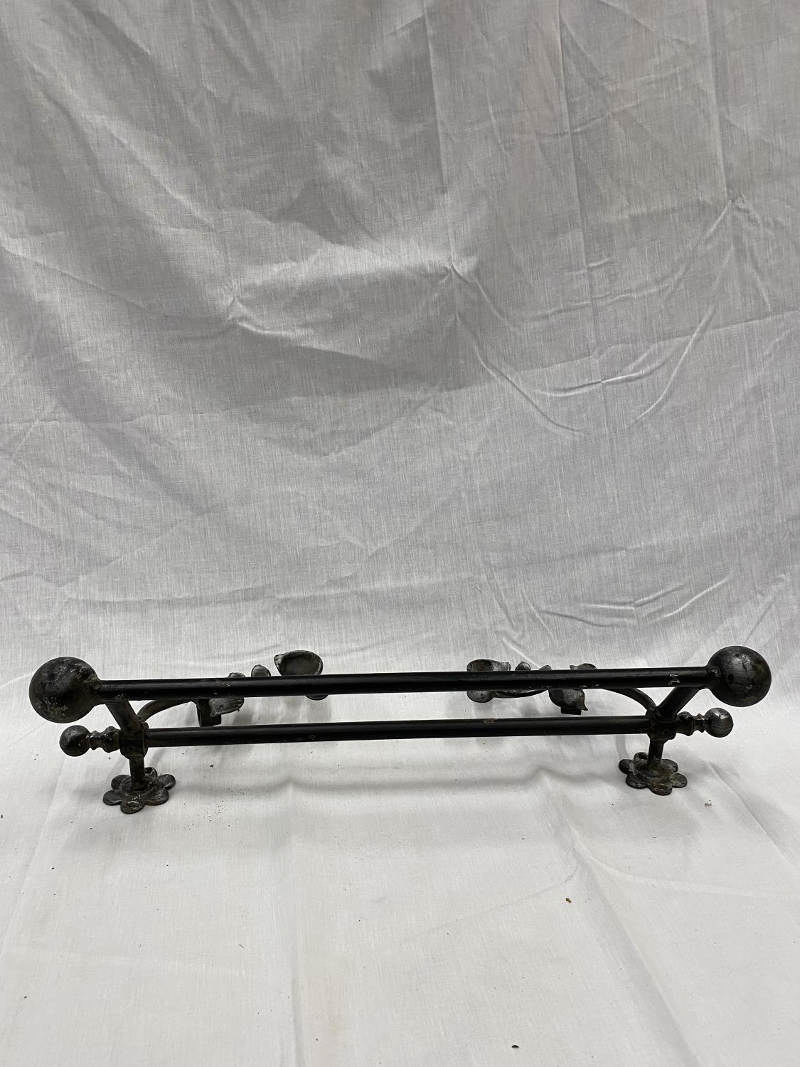 A DECORATIVE WROUGHT IRON WALL MOUNTED RACK/RAIL - Image 3 of 12
