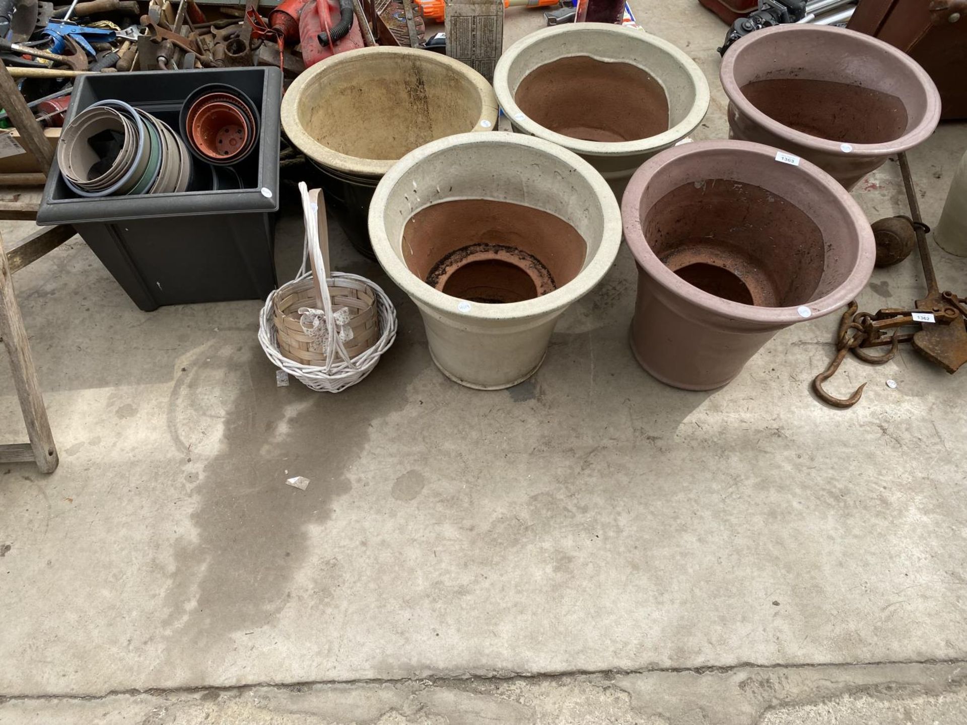 A COLLECTION OF GARDEN POTS AND PLANTERS TO INCLUDE FIVE LARGE GLAZED PLANTERS AND TWO WICKER