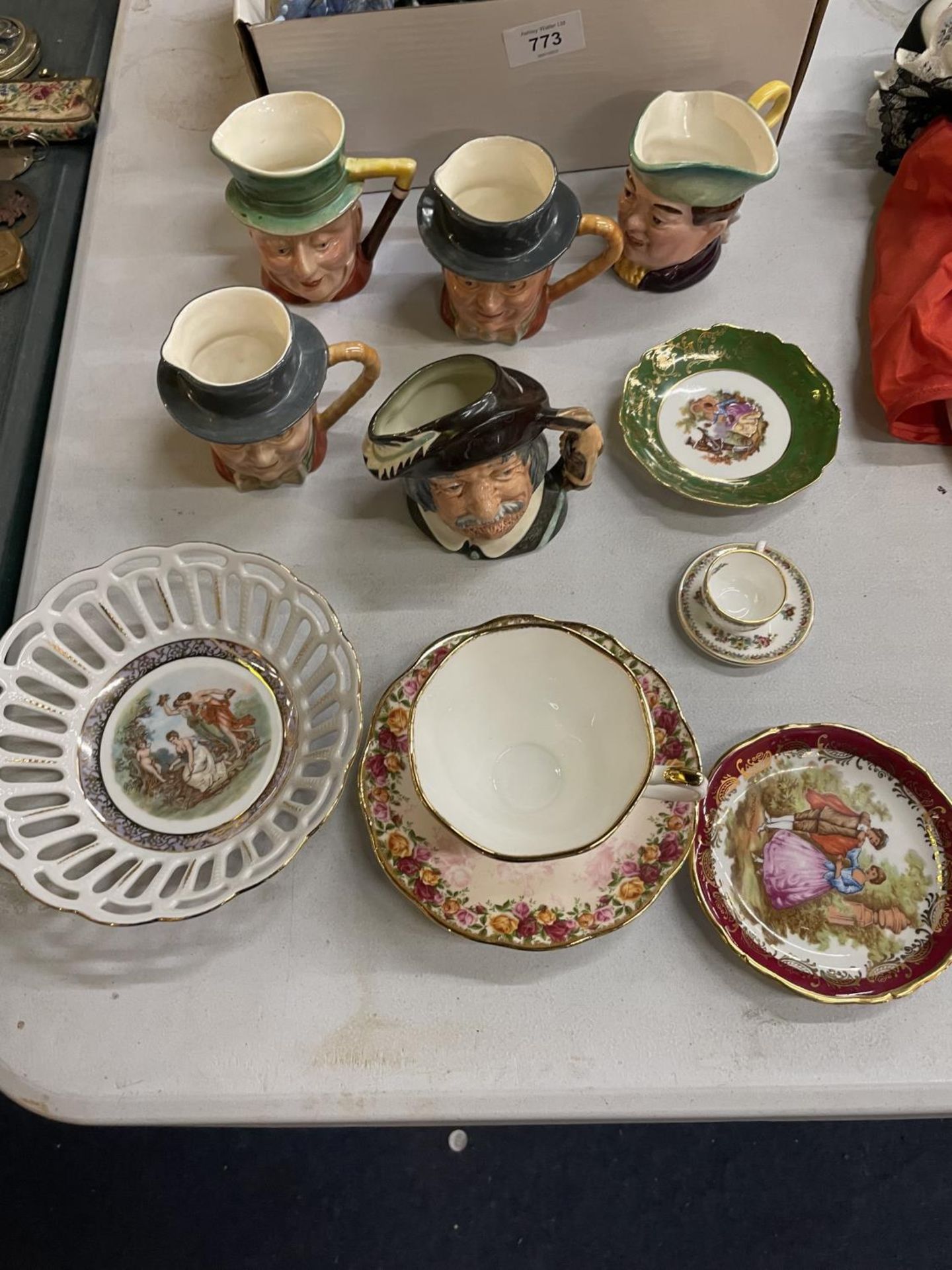 A QUANTITY OF SMALL BESWICK AND ROYAL DOULTON TOBY JUGS, SMALL LIMOGES PLATES, A ROYAL ALBERT 'OLD