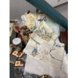 A QUANTITY OF LINEN ETC ITEMS TO INCLUDE TABLECLOTHS, NAPKINS, COASTERS, ETC PLUS A QUANTITY OF