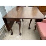 A MAHOGANY GEORGIAN STYLE GATELEG DINING TABLE ON CABRIOLE LEGS, WITH BALL AND CLAW FEET, 60X42"