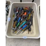 A LARGE ASSORTMENT OF VARIOUS SCREW DRIVERS