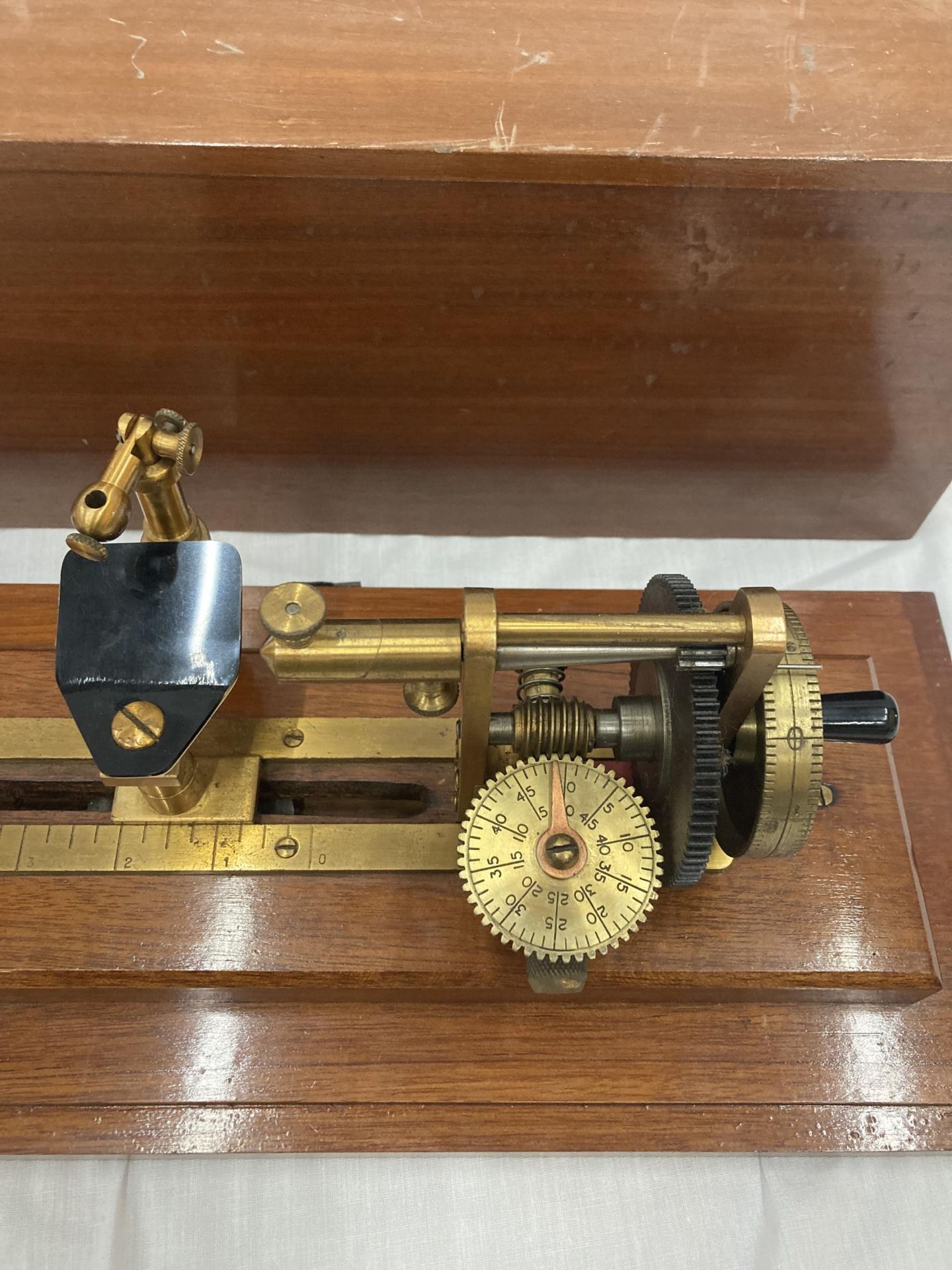 A VINTAGE JAMES HEAL & CO LTD ABONAIR TEXTILE TESTING MACHINE RICHMOND WORKS 71-194 IN A MAHOGANY - Bild 6 aus 8