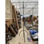 A TALL DECORATIVE WROUGHT IRON COAT STAND (H:206CM)