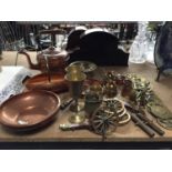 A COLLECTION OF BRASS AND COPPER ITEMS TO INCLUDE A COPPER TEAPOT, BASKET, BOWLS, ETC, HORSEBRASSES,