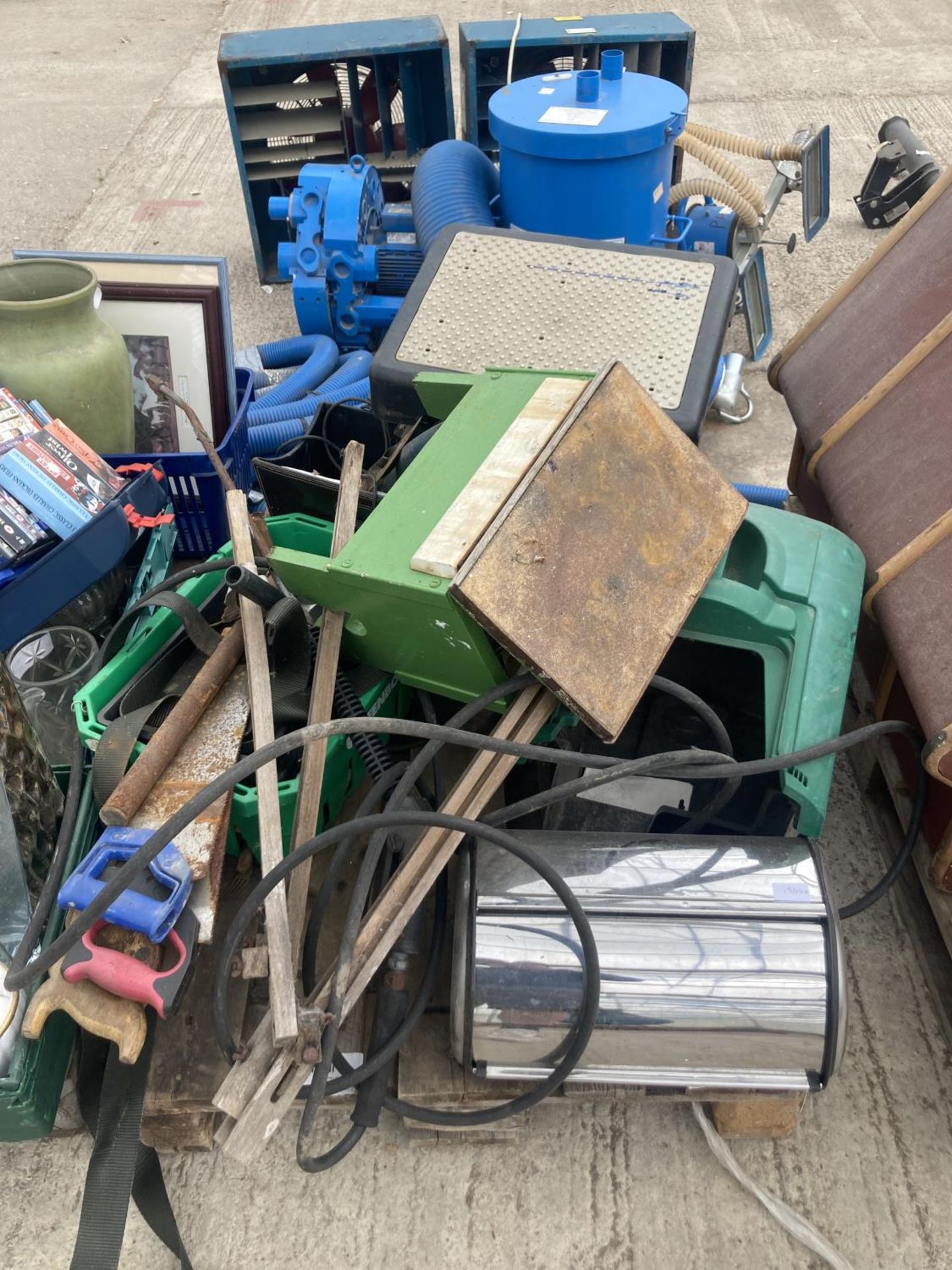 AN ASSORTMENT OF VARIOUS HOUSEHOLD CLEARANCE ITEMS