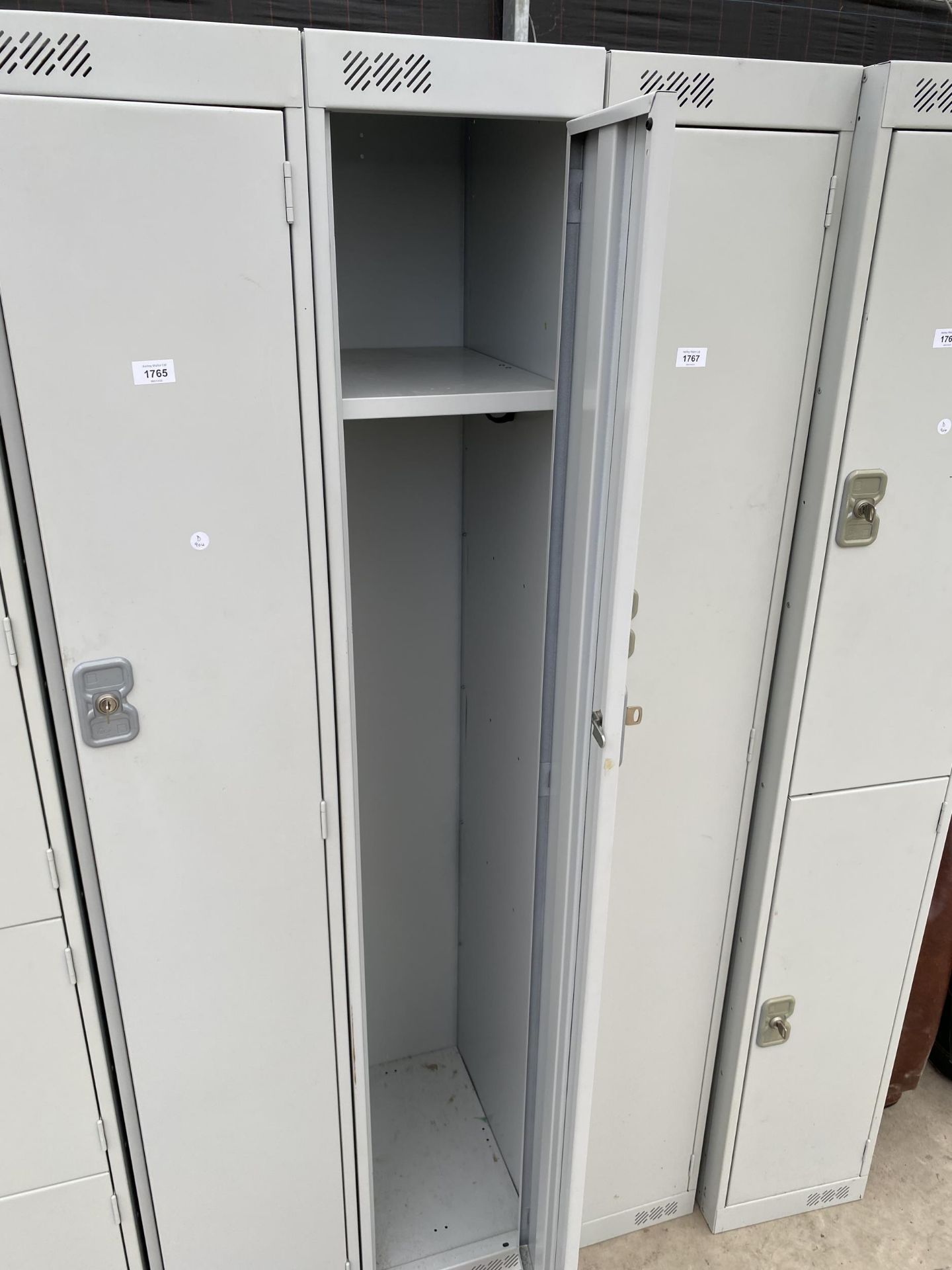 A METAL LOCKER CABINET WITH KEY - Image 2 of 3