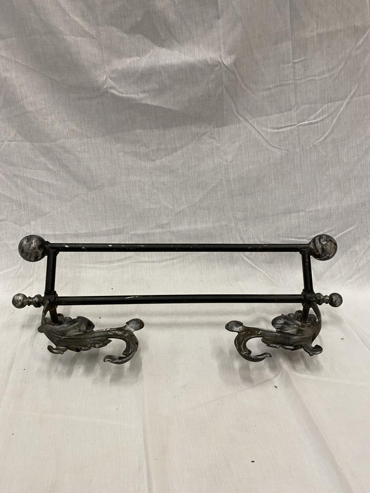 A DECORATIVE WROUGHT IRON WALL MOUNTED RACK/RAIL - Image 6 of 12