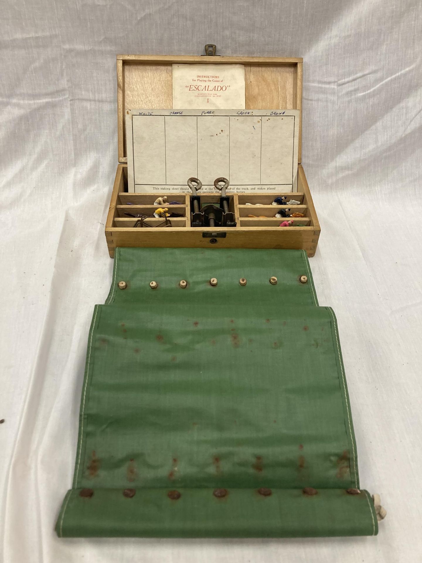A VINTAGE BOXED ESCALADO GAME WITH INSTRUCTIONS AND A STAKING SHEET - Image 5 of 8