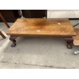 A LOW MAHOGANY COFFEE TABLE ON CABRIOLE LEGS, 36X18"