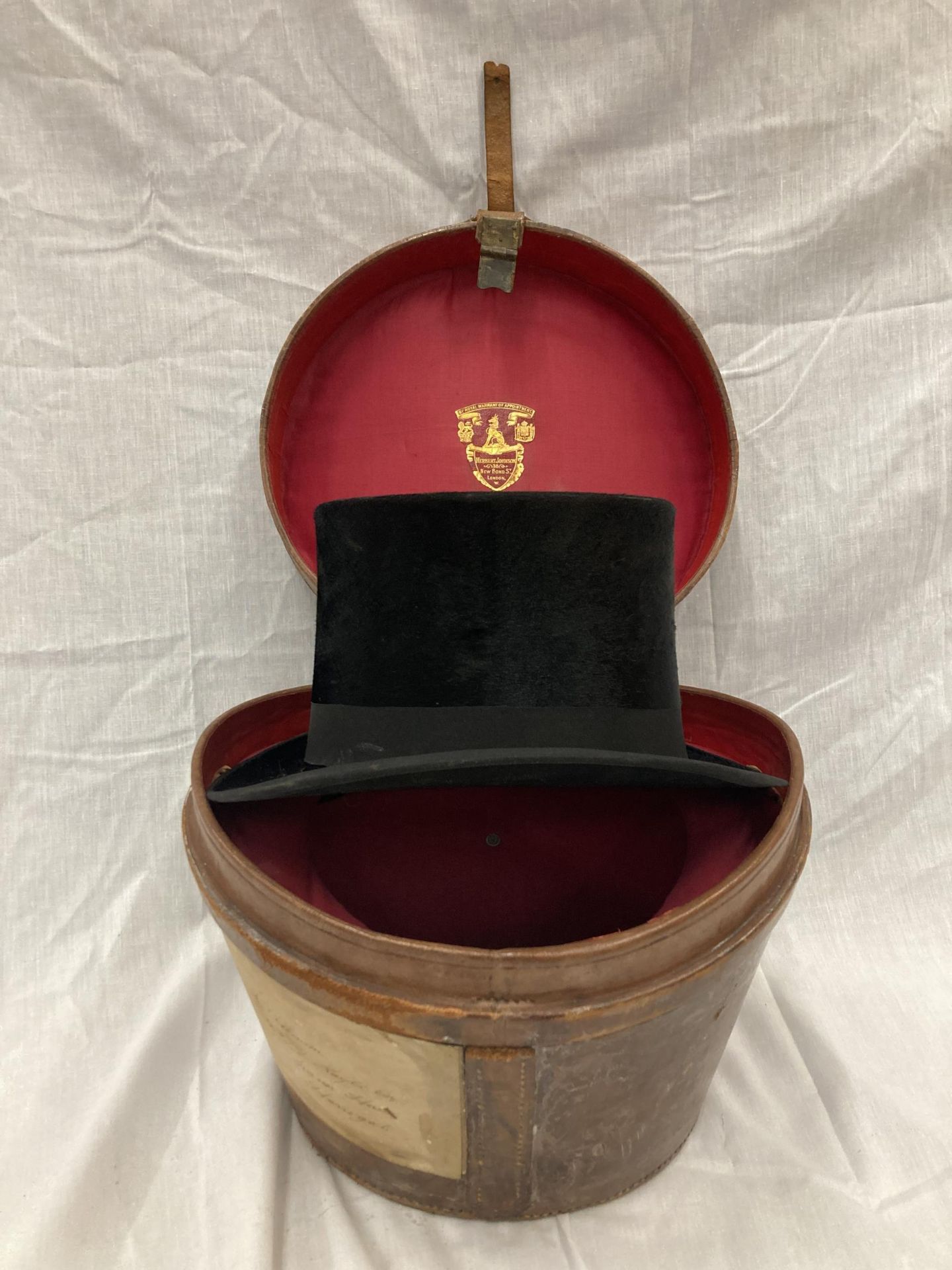 A VINTAGE SPECIAL QUALITY TOP HAT IN A HERBERT JOHNSON NEW BOND STREET LONDON LEATHER TRAVEL BOX