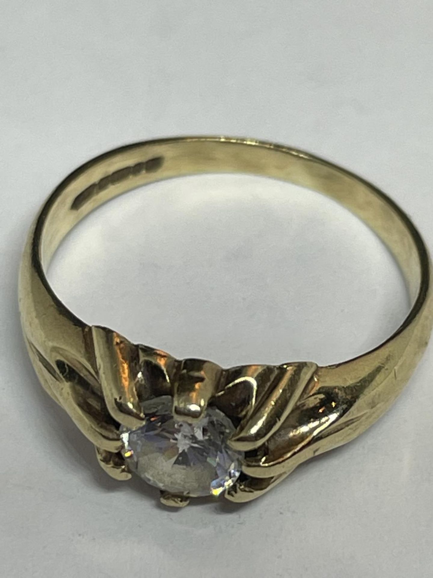 A 9 CARAT GOLD RING WITH A SOLITAIRE CUBIC ZIRCONIA STONE SIZE K - Image 8 of 8