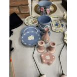 A QUANTITY OF BLUE AND PINK WEDGWOOD JASPERWARE TO INCLUDE CANDLESTICKS, PLANTER, VASE, PLATES, ETC
