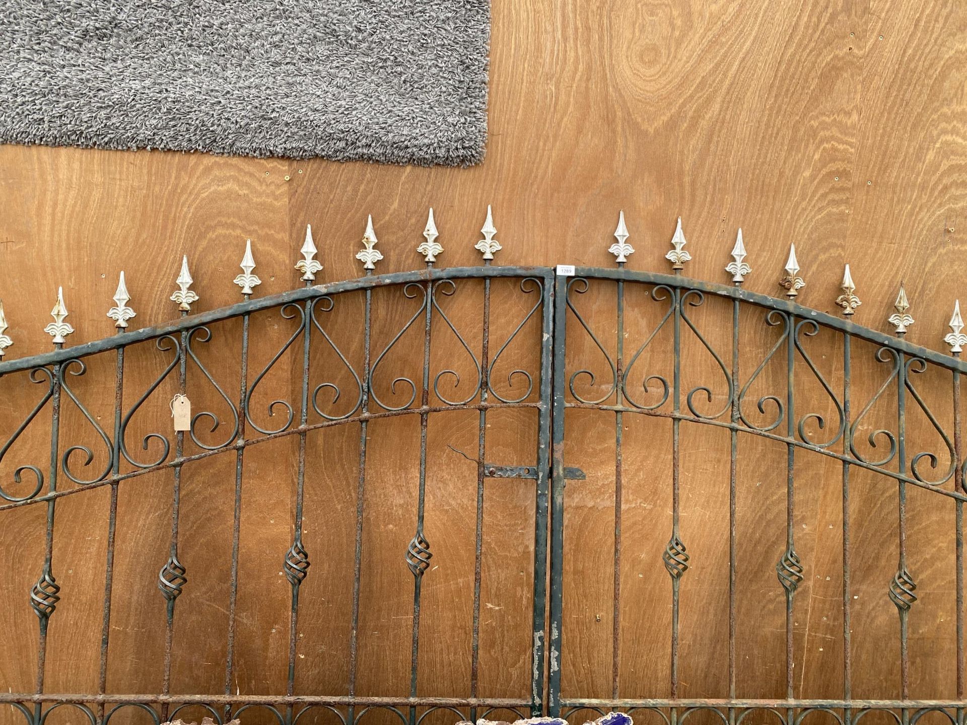 A LARGE PAIR OF VINTAGE WROUGHT IRON GATES (TOTAL LENGTH:360CM) - Image 2 of 6