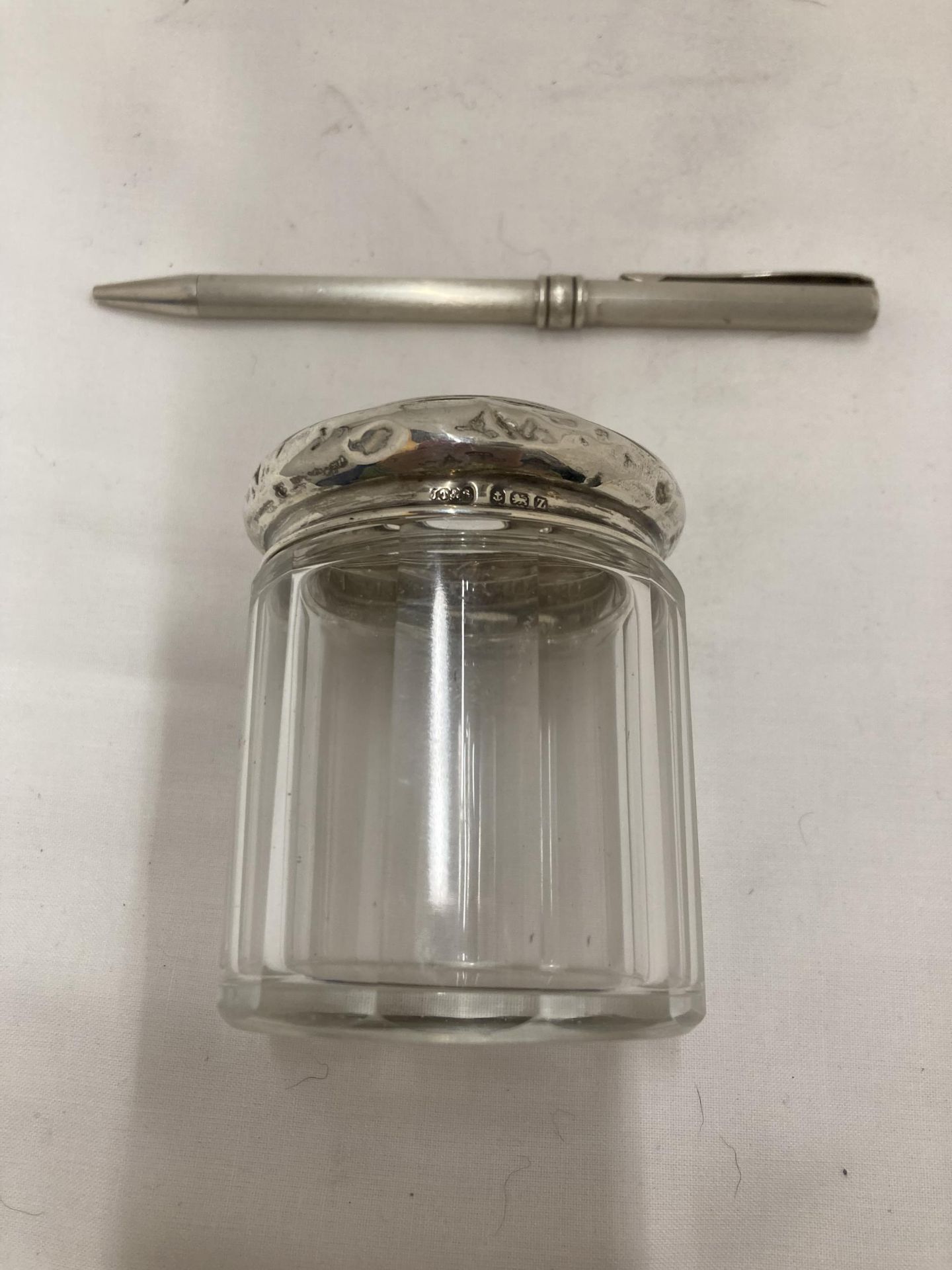 A HALLMARKED BIRMINGHAM SILVER LIDDED GLASS POT AND A MARKED 925 SILVER AURORA PEN - Bild 4 aus 4