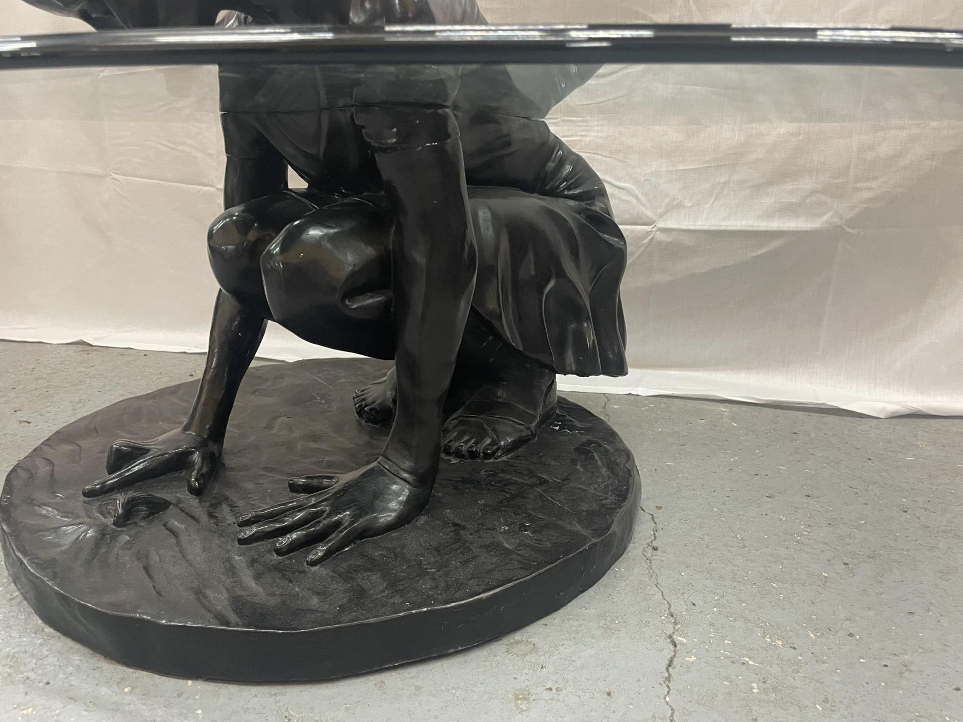 A LIMITED EDITION SIGNED BRONZE SCULPTURE COFFEE TABLE 'SHE'LL FIND' BY MARK STODDART. THIS ORIGINAL - Bild 4 aus 19