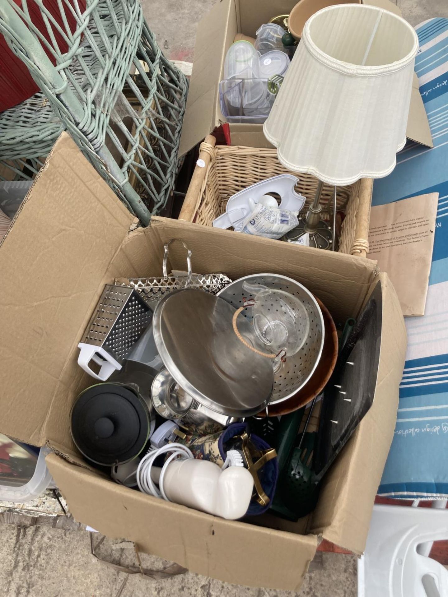 AN ASSORTMENT OF VARIOUS HOUSEHOLD CLEARANCE ITEMS - Image 2 of 4