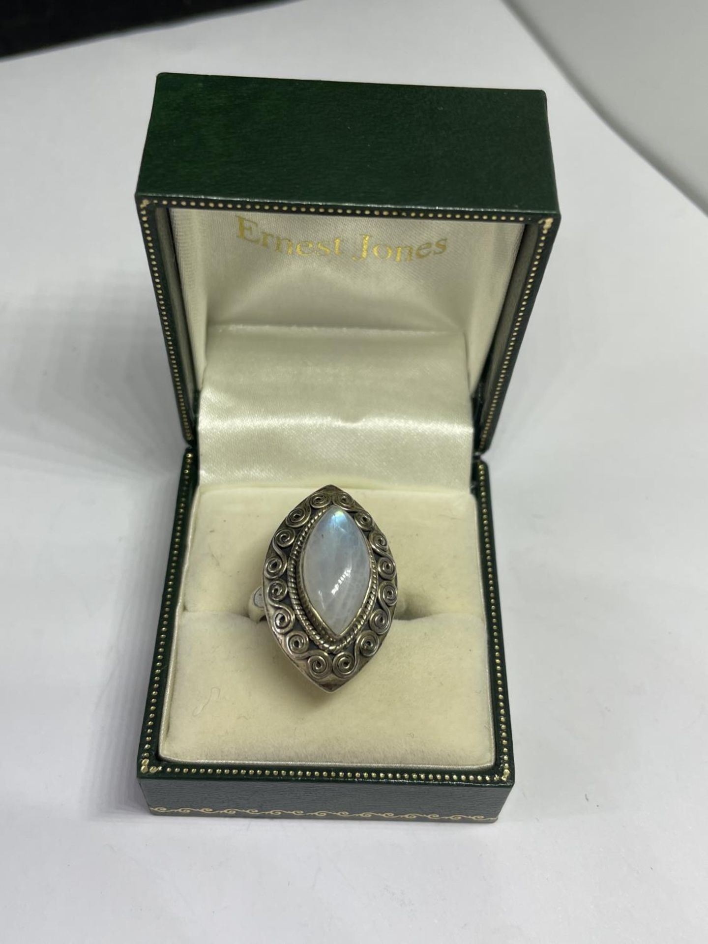 A MARKED SILVER RING WITH A LARGE OPAL SIZE L IN A PRESENTATION BOX