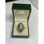 A MARKED SILVER RING WITH A LARGE OPAL SIZE L IN A PRESENTATION BOX