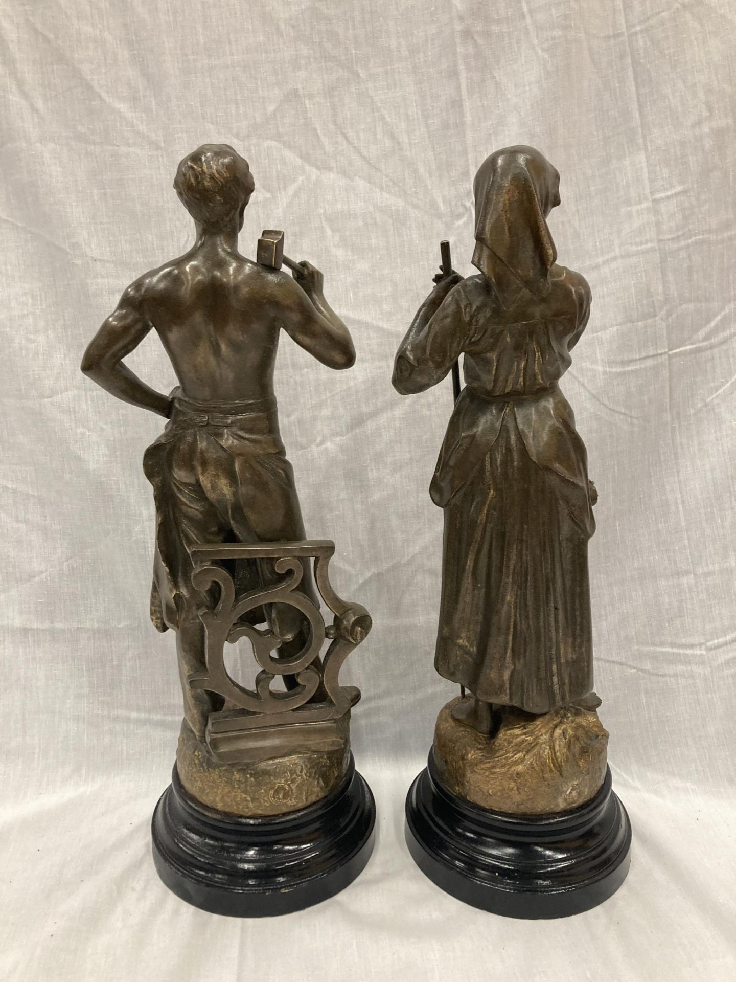 TWO SPELTER FIGURES THE BLACKSMITH AND THE HAYMAKER SIGNED C B PERRON PARIS WITH COIN REAR STAMP FOR - Bild 4 aus 7