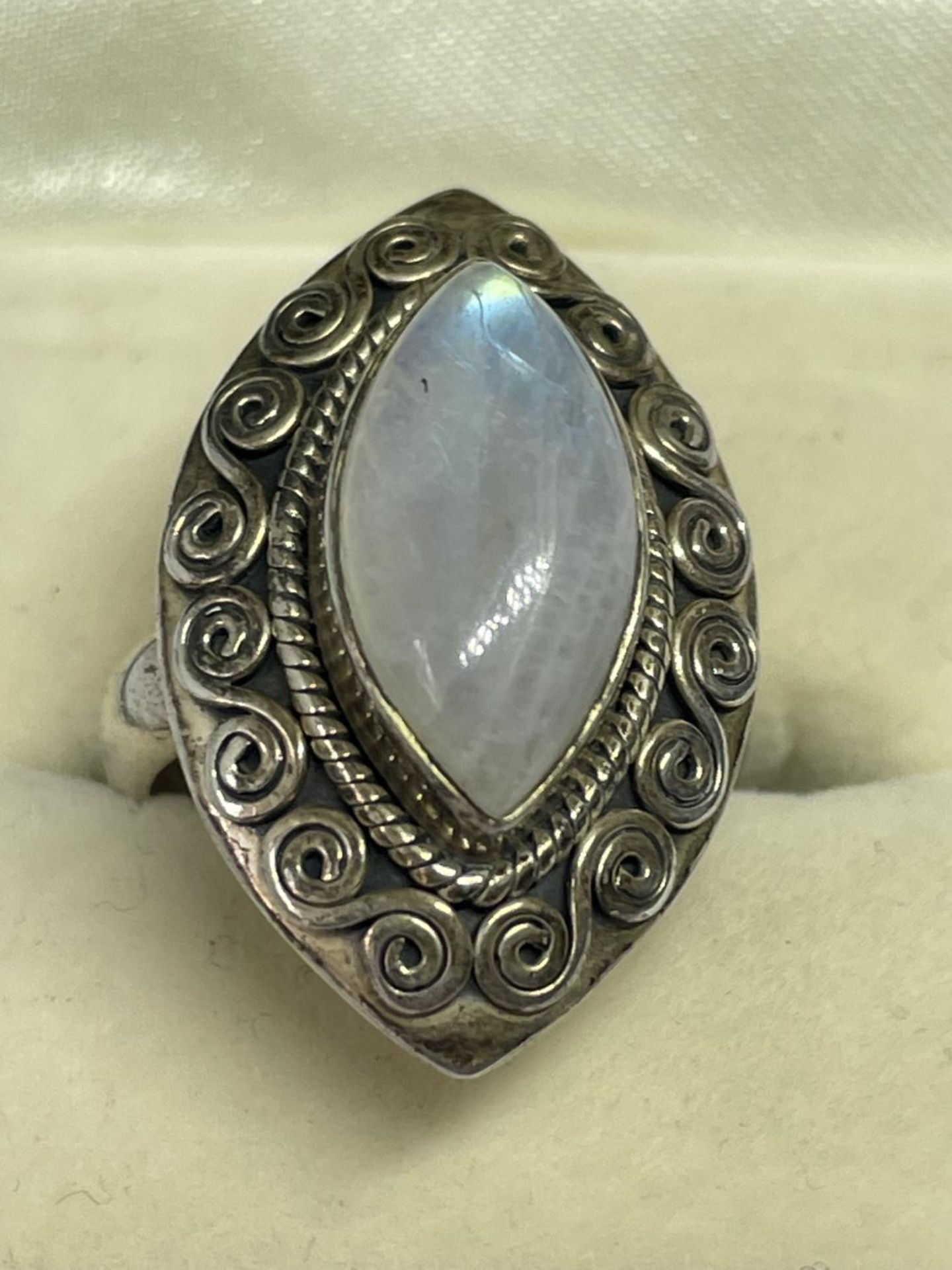 A MARKED SILVER RING WITH A LARGE OPAL SIZE L IN A PRESENTATION BOX - Image 2 of 3