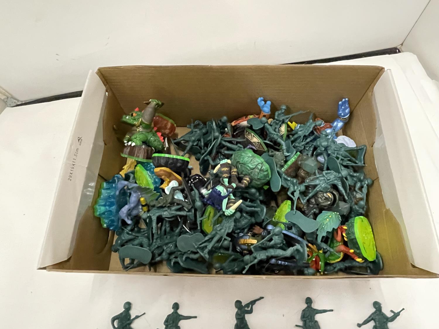 A BOX OF TOY PLASTIC SOLDIERS PLUS 'SPYRO THE DRAGON' FIGURES, ETC - Image 2 of 5