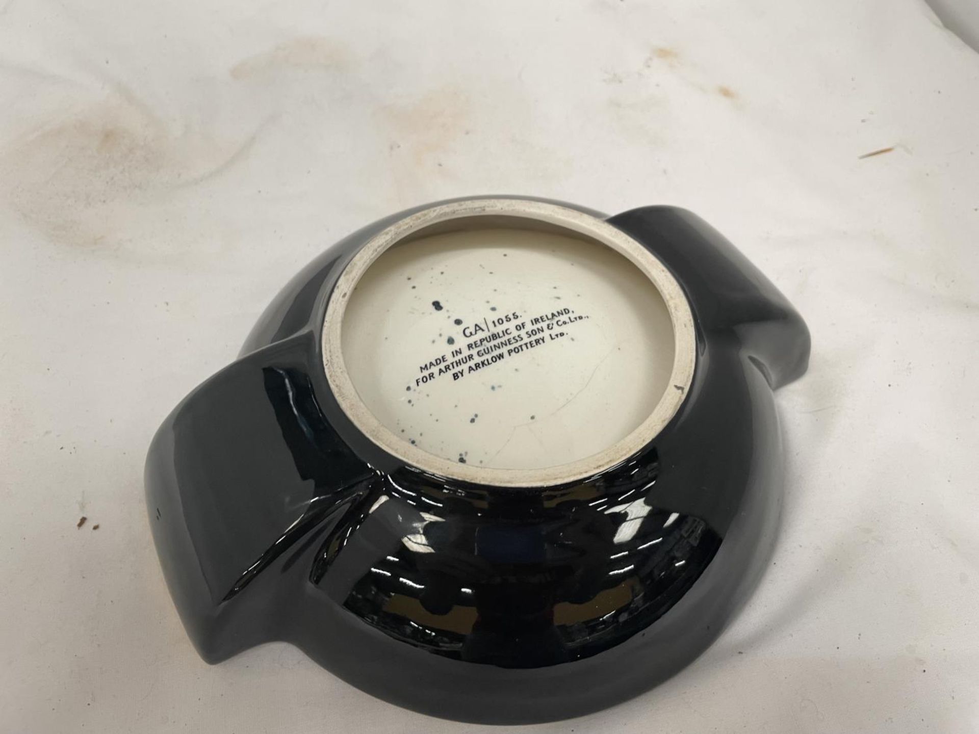 A 1960'S GOLD AND BLACK 'GUINNESS' ASHTRAY - Image 3 of 4