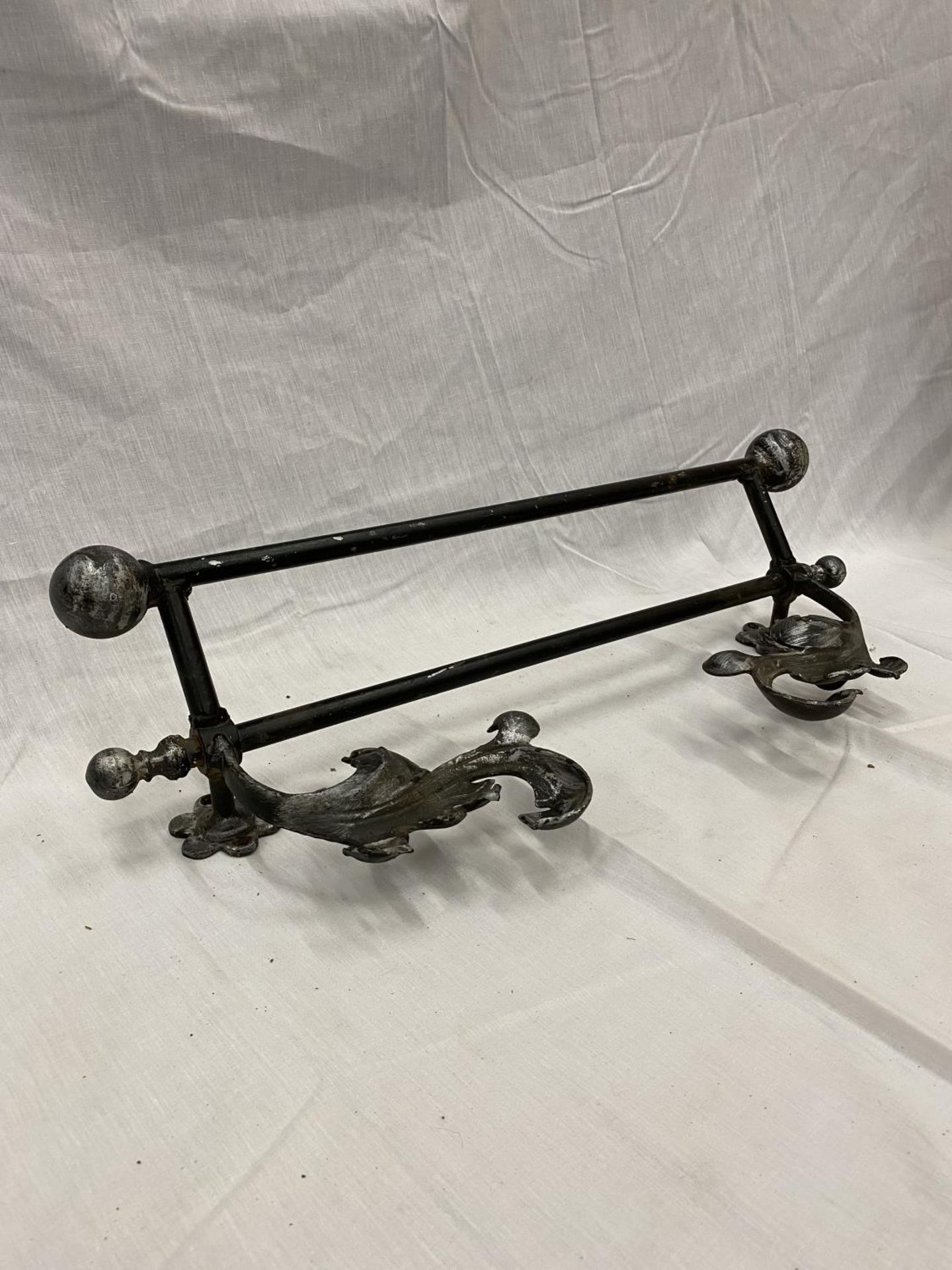 A DECORATIVE WROUGHT IRON WALL MOUNTED RACK/RAIL - Image 7 of 12