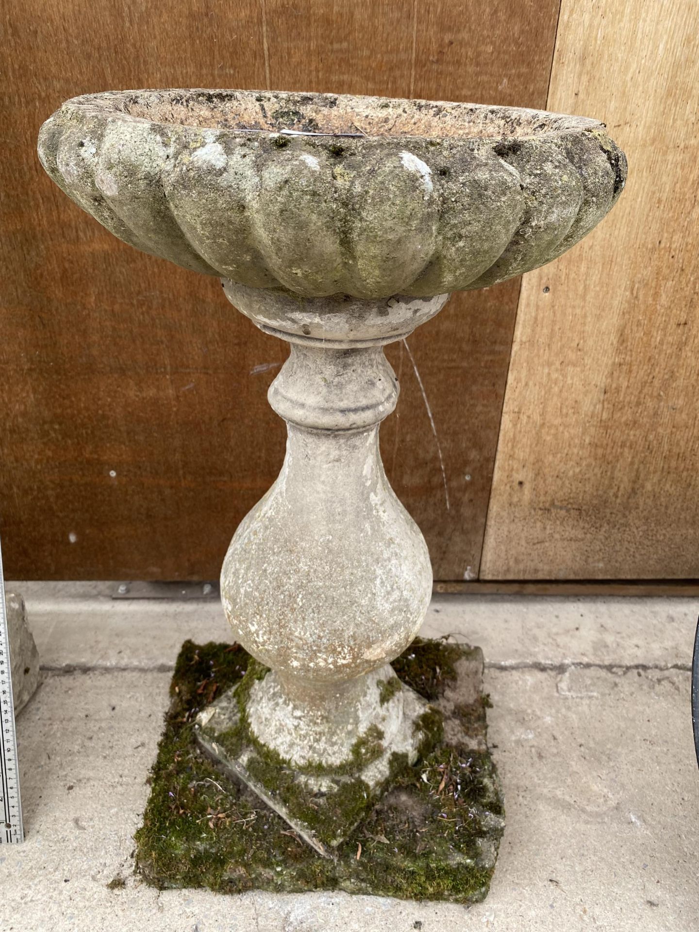 A RECONSTITUTED STONE BIRD BATH WITH PEDESTAL BASE (H:67CM)