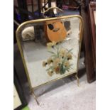 A VINTAGE BRASS MIRRORED FIRE SCREEN WITH FLORAL DECORATION HEIGHT 61CM, WIDTH 41.5CM