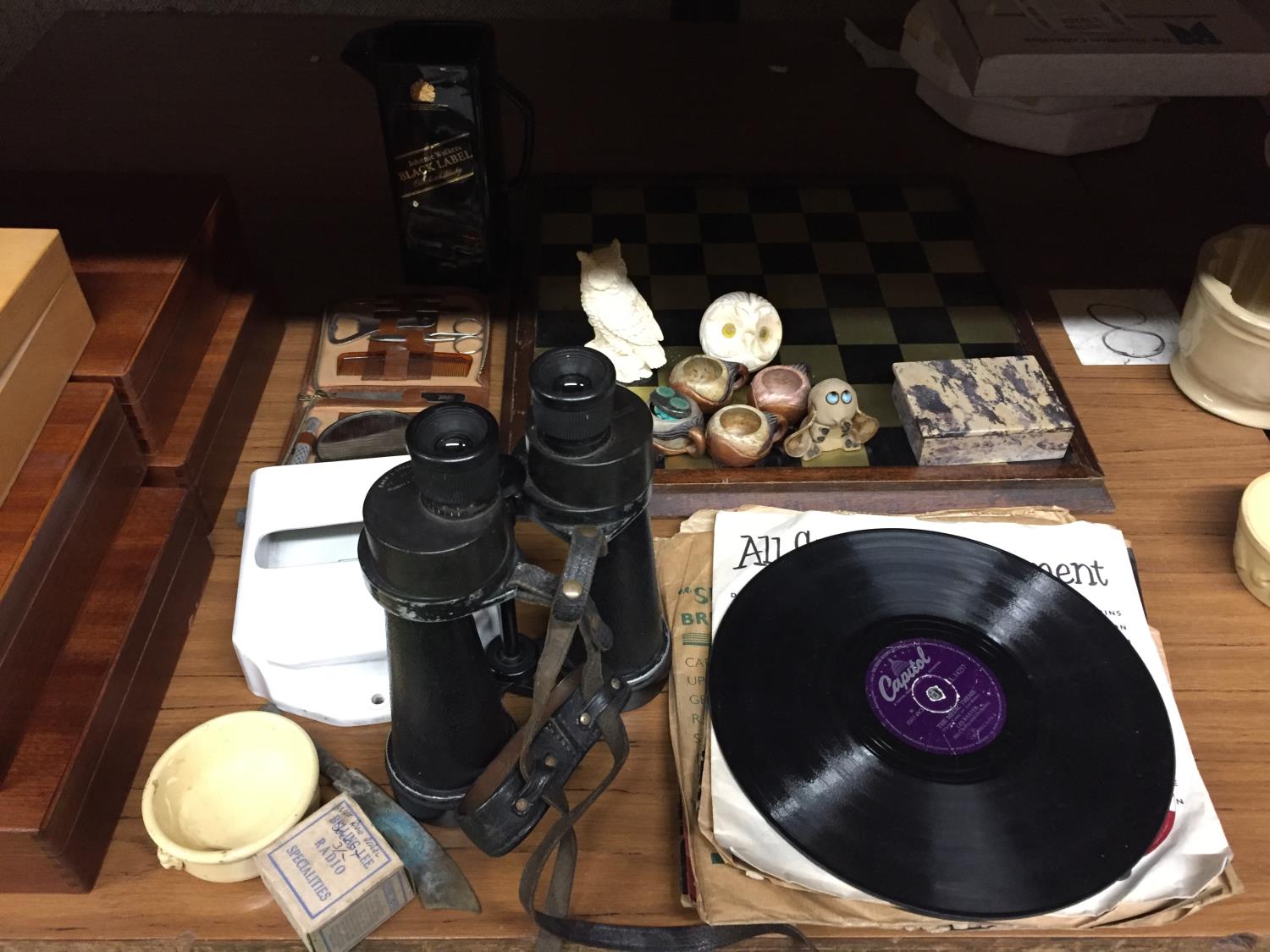 A MIXED LOT OF ITEMS TO INCLUDE A MILITARY PAIR OF BINOCULARS BY BARR AND STROUD, CHESS BOARD, 78RPM