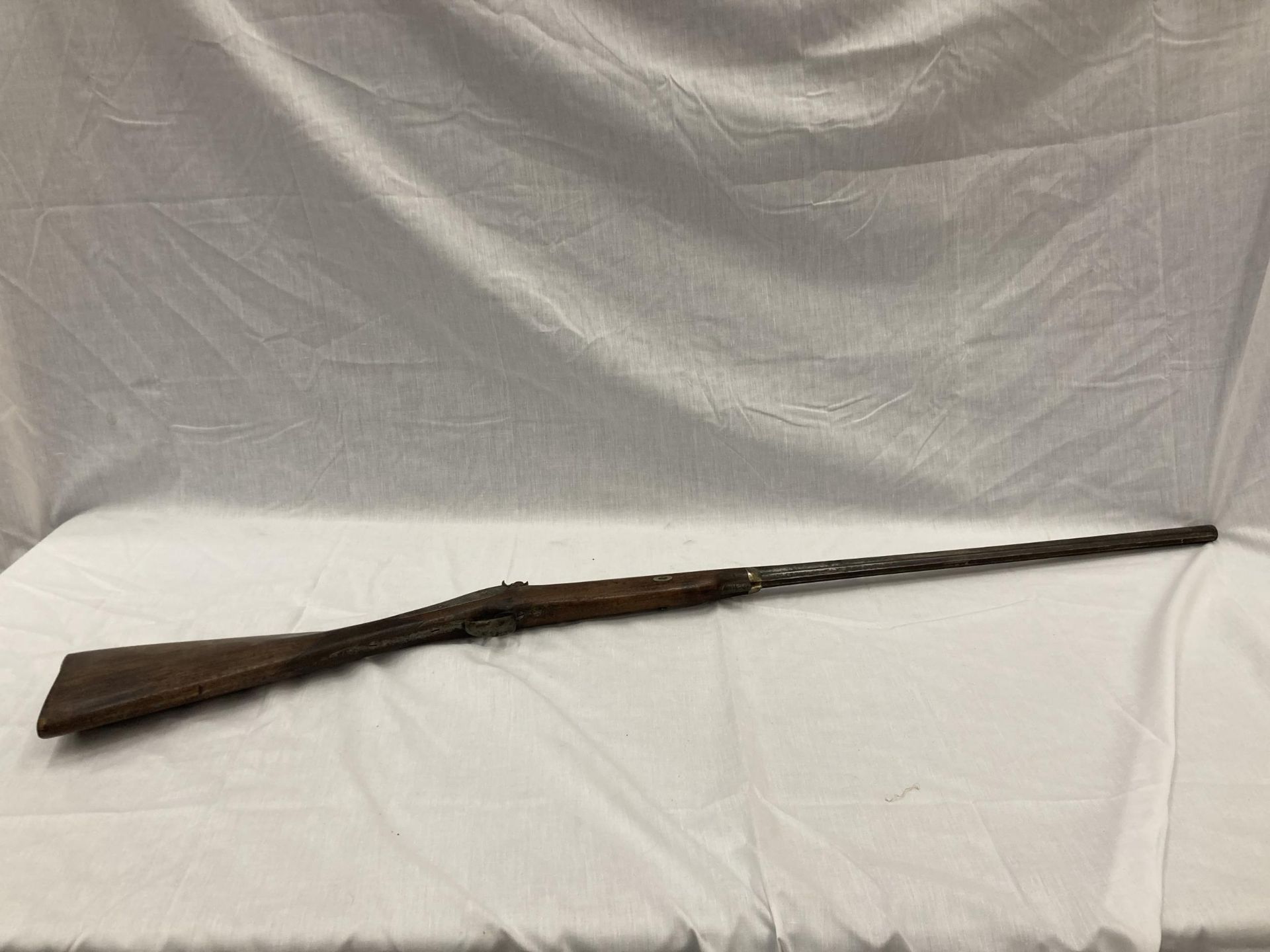 A SINGLE BARREL PERCUSSION CAP TWELVE BORE SHOT GUN LACKING RAM ROD - Bild 2 aus 5