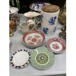 A COLLECTION OF CERAMIC ITEMS TO INCLUDE SPODE BOWLS, A WEDGWOOD DISH, LARGE BOWL AND PLATE, JUGS,
