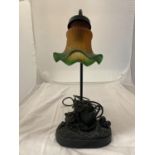 A VINTAGE STYLE TABLE LAMP WITH CATS TO THE BASE HEIGHT 44CM