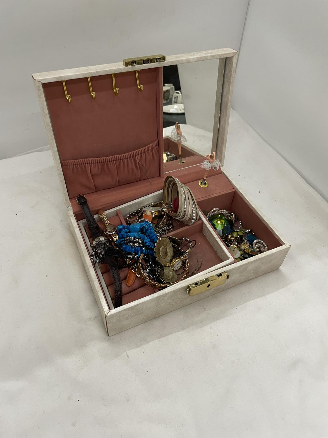 A JEWELLERY BOX CONTAINING WATCHES, BRACELETS, NECKLACES, EARRINGS, ETC