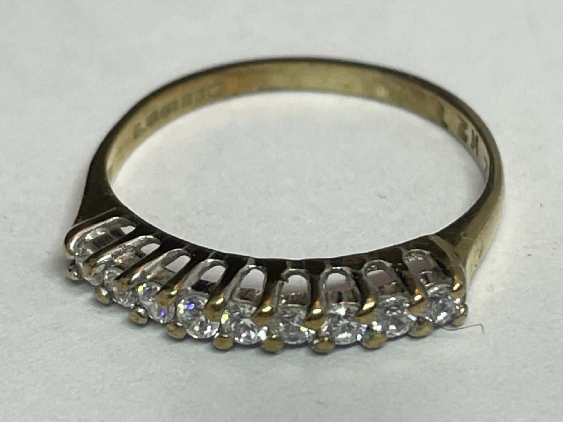 A 9 CARAT GOLD RING WITH NINE CUBIC ZIRCONIA IN LINE STONES SIZE H/I - Image 2 of 6