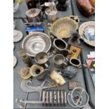 A QUANTITY OF SILVER PLATE AND PEWTER ITEMS TO INCLUDE TEA POTS, TANKARDS, BOWLS, JUGS, ETC