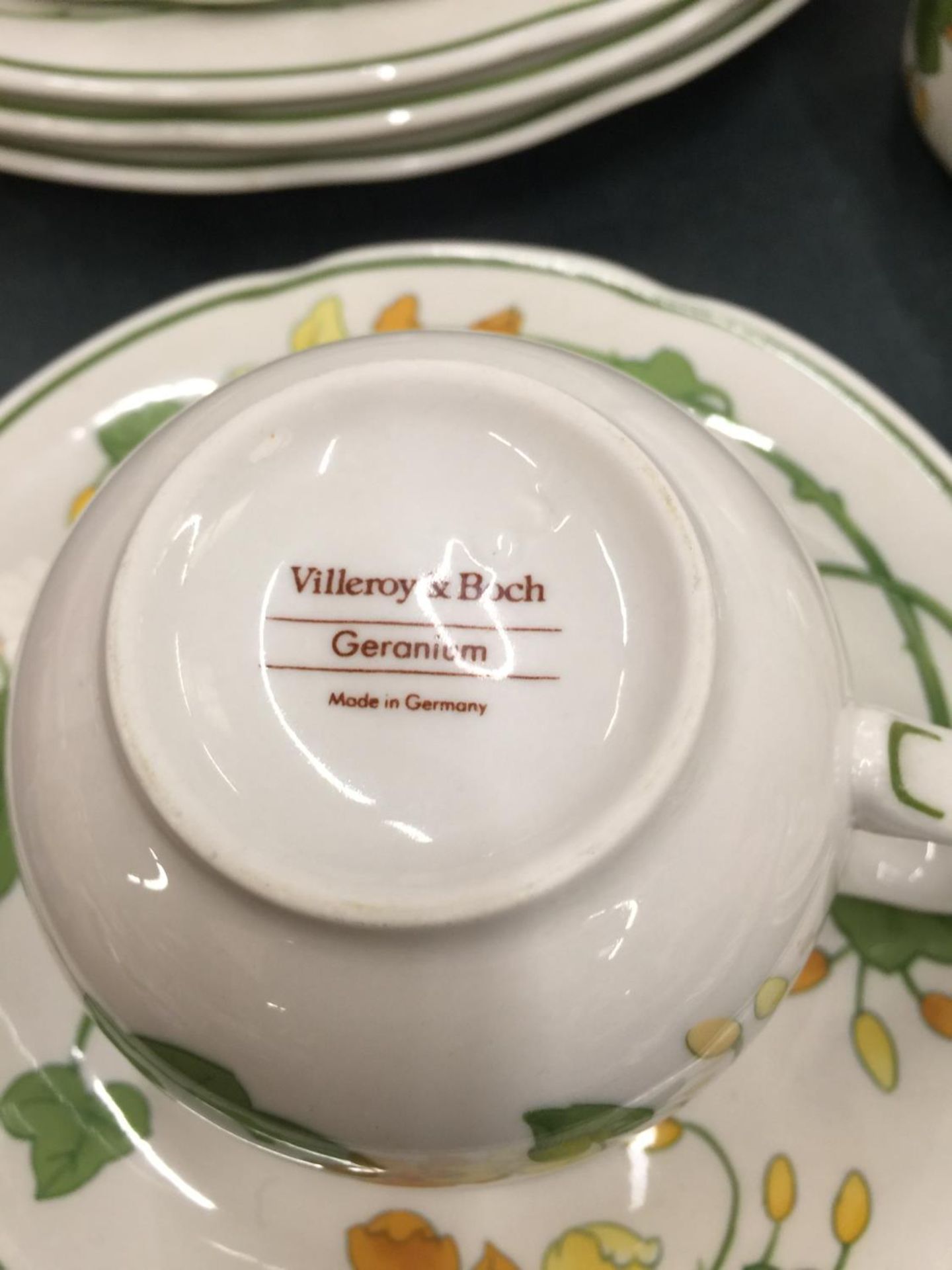 A LARGE QUANTITY OF VILLEROY AND BOCH 'GERANIUM' DINNERWARE TO INCLUDE PLATES, CUPS, SAUCERS, - Image 7 of 8