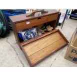 A WOODEN JOINERS CHEST AND AN ASSORTMENT OF TOOLS TO INCLUDE A MALLET AND A BRACE DRILL ETC