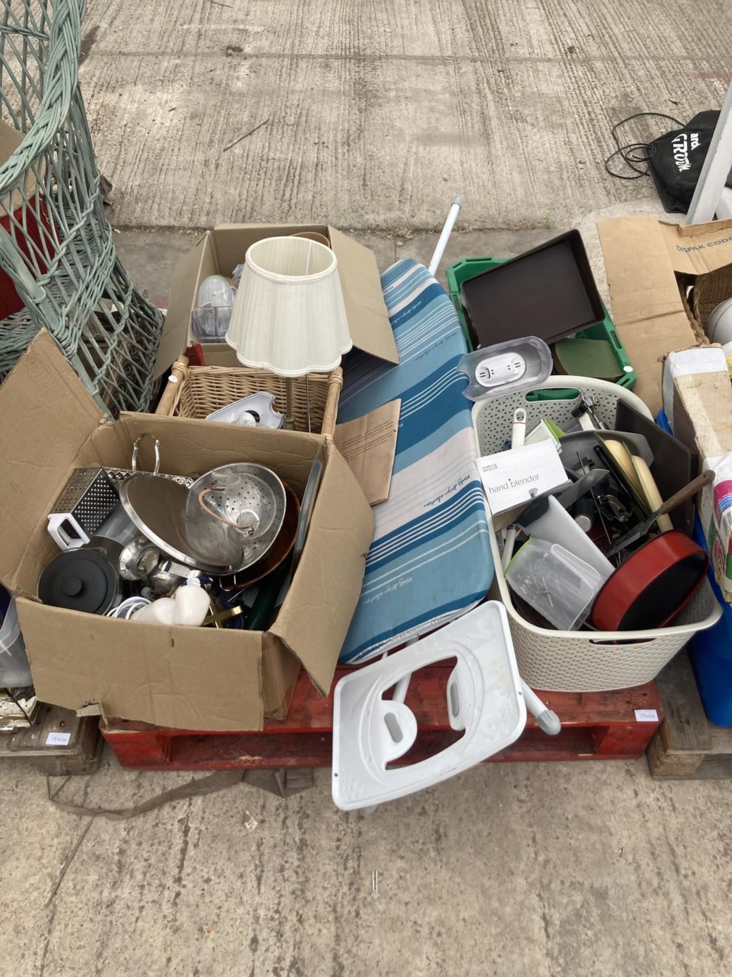 AN ASSORTMENT OF VARIOUS HOUSEHOLD CLEARANCE ITEMS